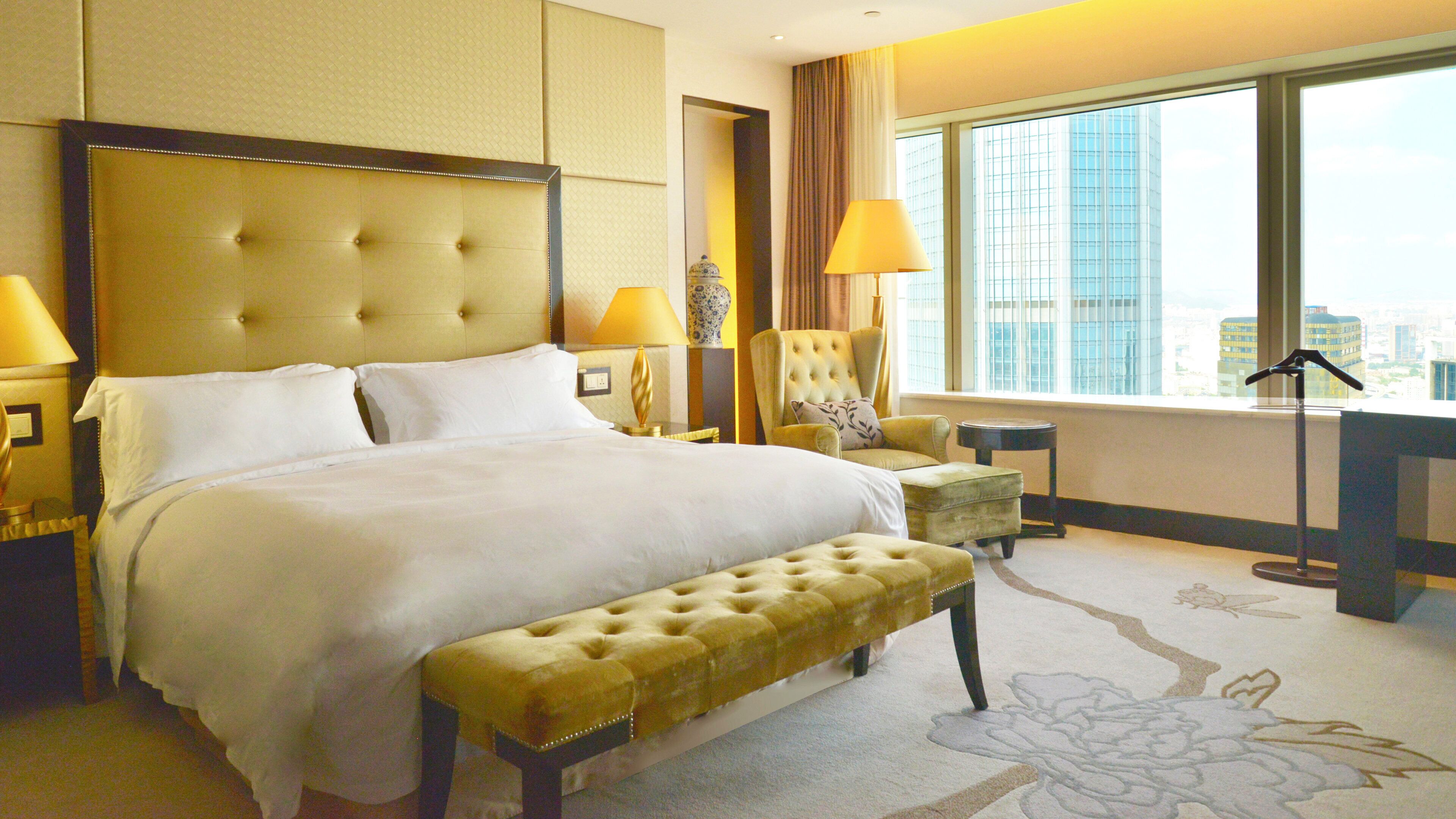 Classic Room, 1 King Bed (High Floor) | Down comforters, minibar, in-room safe, desk