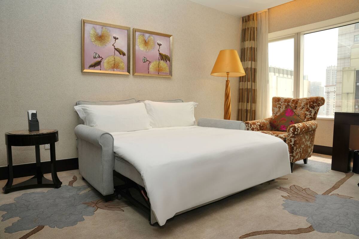 Suite, 1 Bedroom, Club Lounge Access (Sofa Bed) | 1 bedroom, down comforters, minibar, in-room safe
