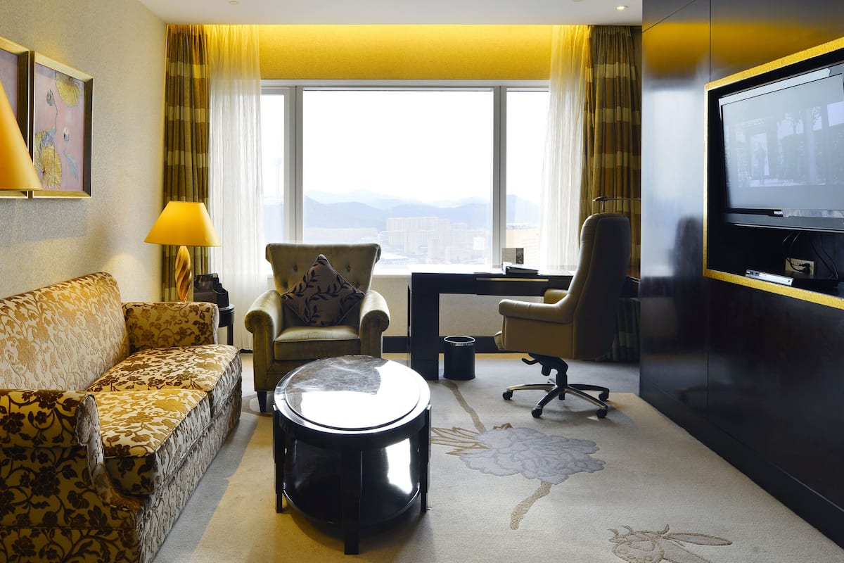 1 bedroom, down duvets, minibar, in-room safe