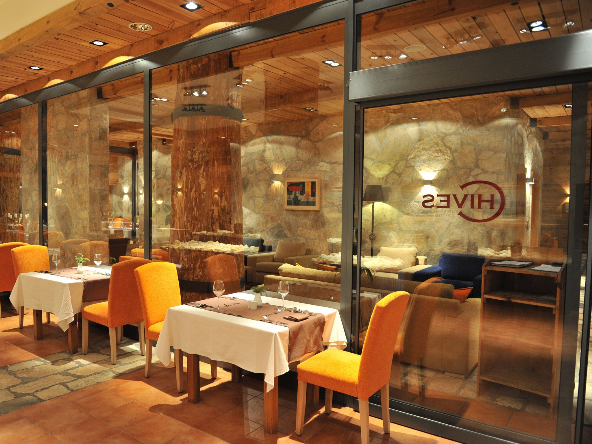 2 restaurants, breakfast served