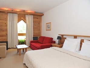 Executive Double Room | Living area | 32-inch LCD TV with satellite channels, TV - Bianca Resort & Spa (Kolašin)