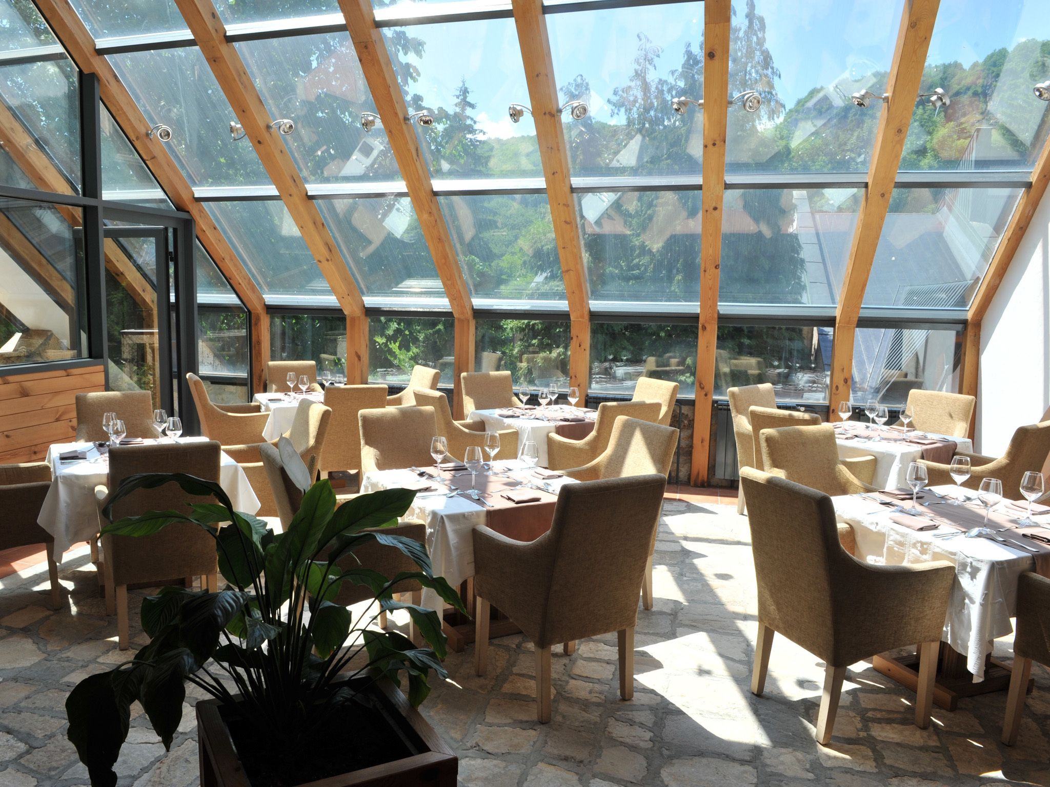 2 restaurants, serveren ontbijt