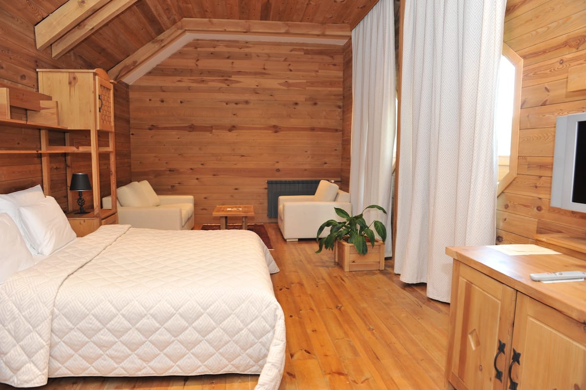 presidential suite | living area | 32-inch lcd tv with satellite channels, tv