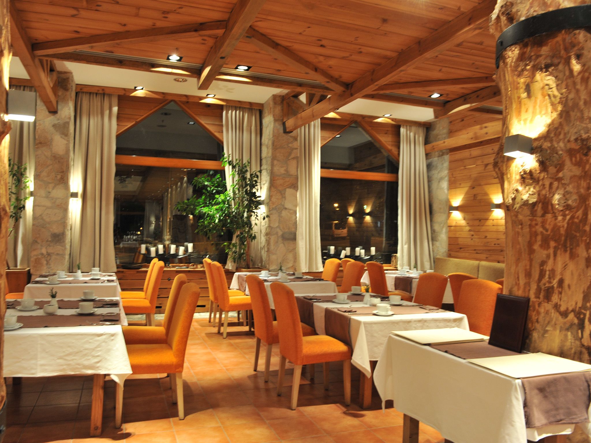 2 restaurants, breakfast served