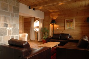 Presidential Suite | Living room | 32-inch LCD TV with satellite channels, TV - Bianca Resort & Spa (Kolašin)