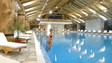 2 inomhuspooler och 2 utomhuspooler