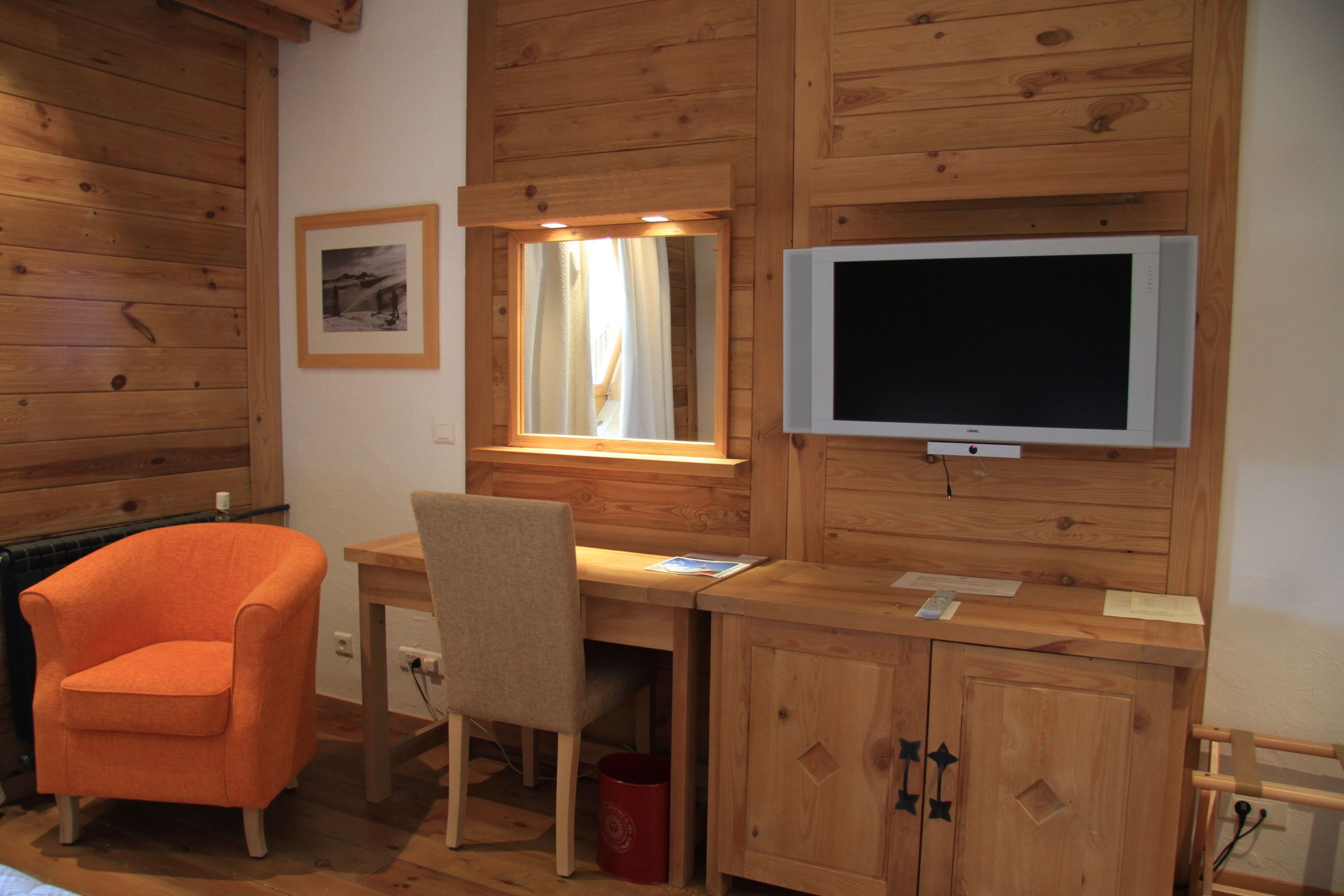 standard room | living area | 32-inch lcd tv with satellite channels, tv