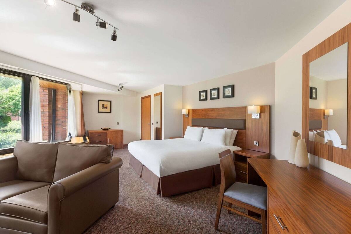 In-room safe, desk, iron/ironing board, free WiFi