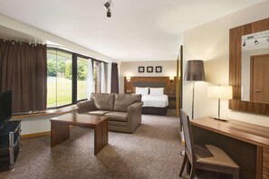 Quarto empresarial, 1 cama de casal, para não fumantes (Child Size Sofa Bed) | Cofres nos quartos, escrivaninha, ferros/tábuas de passar roupa