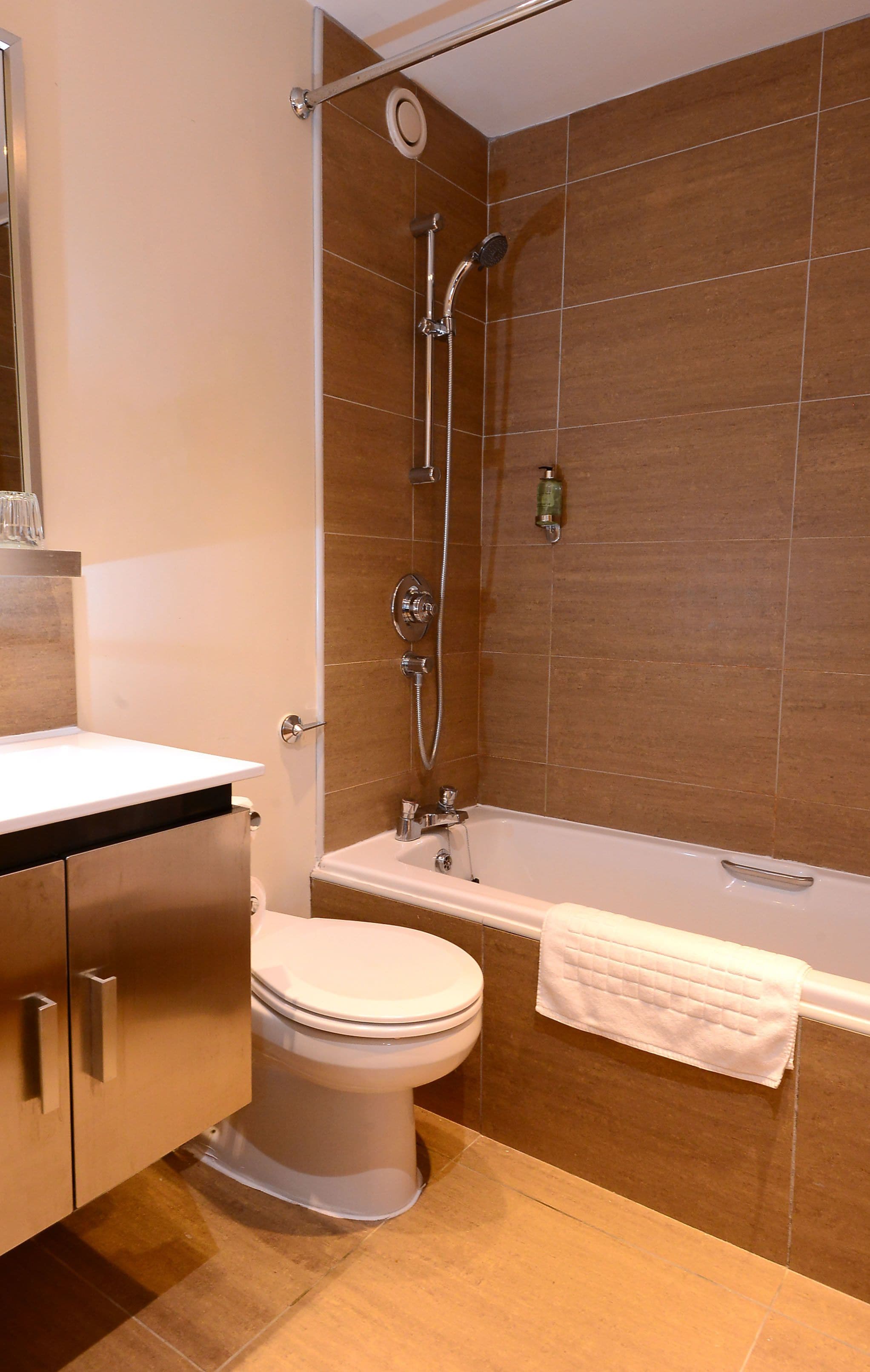 combined shower/bathtub, eco-friendly toiletries, hair dryer, towels