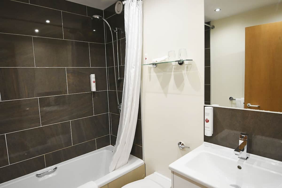 combined shower/bathtub, eco-friendly toiletries, hair dryer, towels