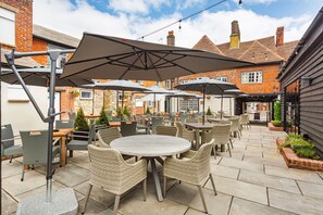Outdoor dining - The George Hotel, Amesbury, Wiltshire (Salisbury)