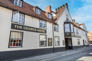 Um edifício tradicional com uma placa que diz 'The George Hotel'.
