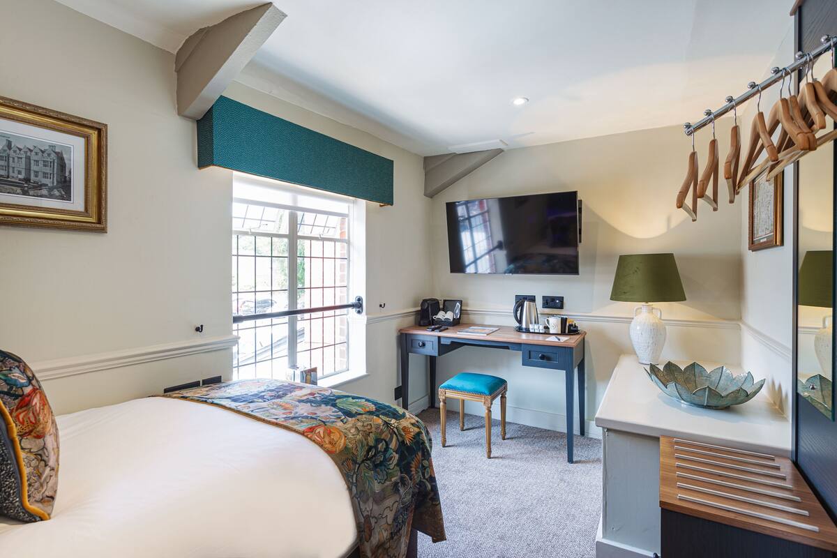 Classic Single Room | Desk, blackout drapes, iron/ironing board, WiFi (free)