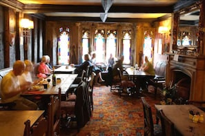 Lounge - George & Pilgrims Hotel (Glastonbury)