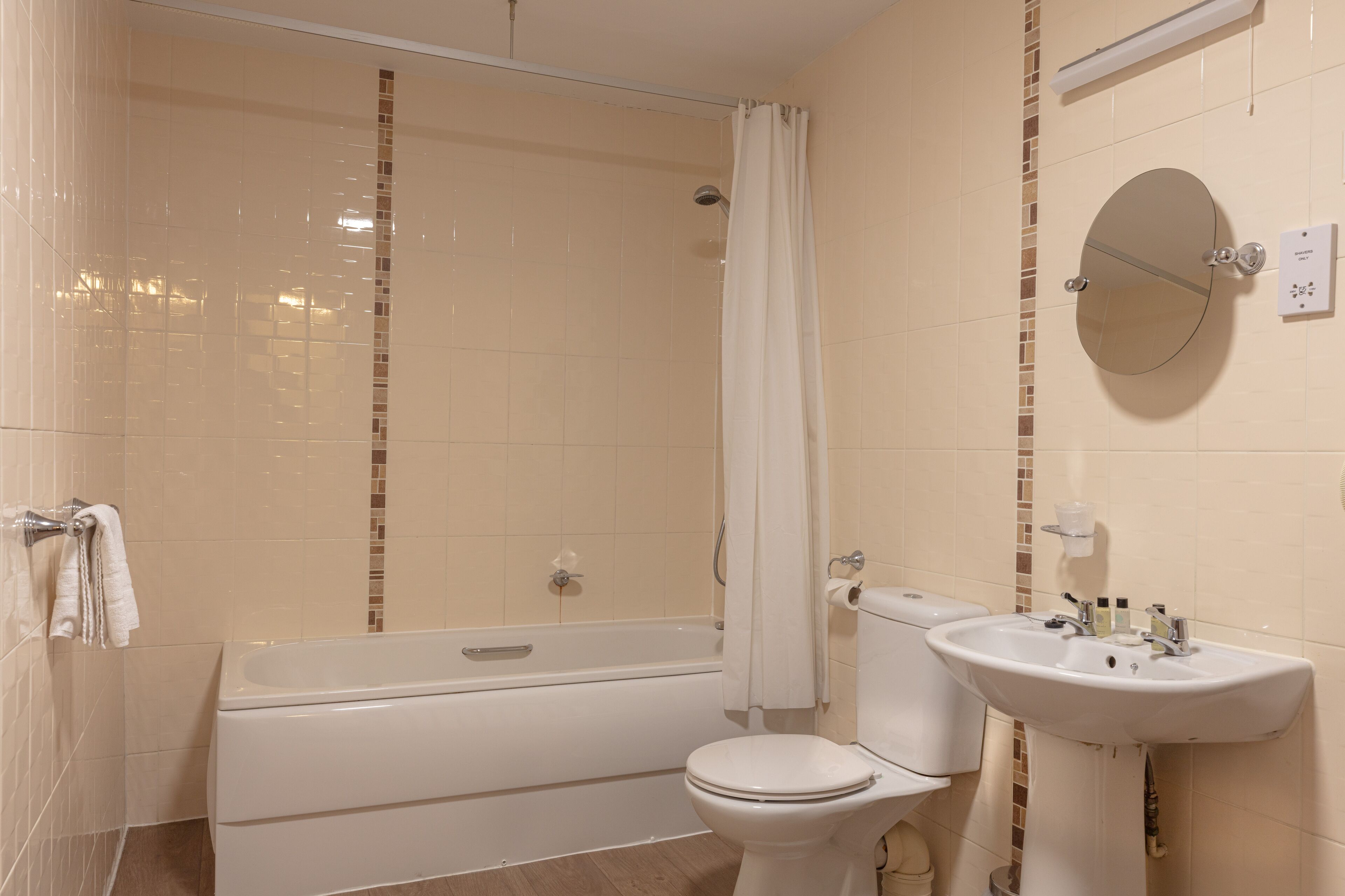 Combined shower/bathtub, designer toiletries, hair dryer, towels