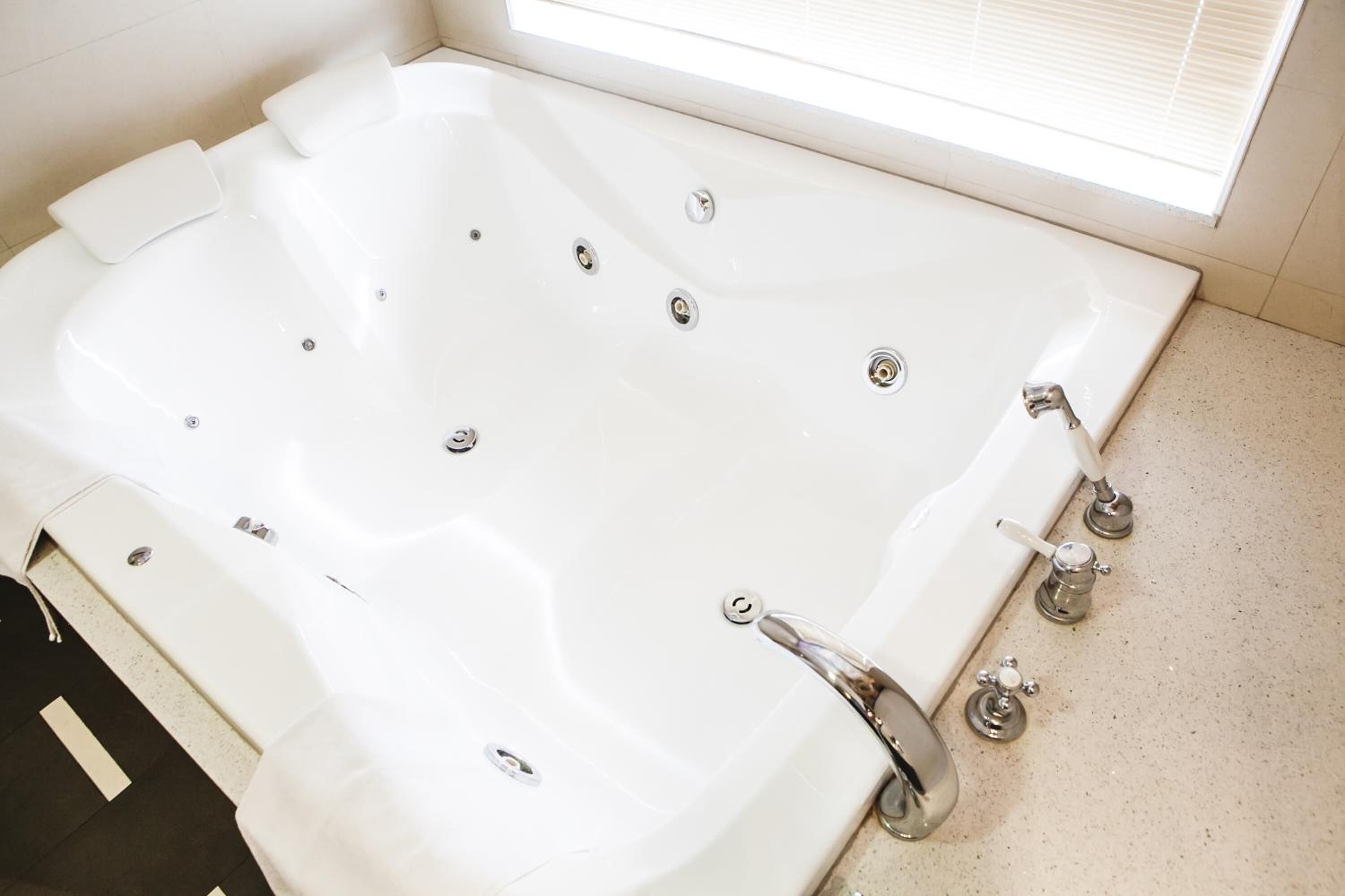 bathtub, deep-soaking bathtub, free toiletries, hair dryer