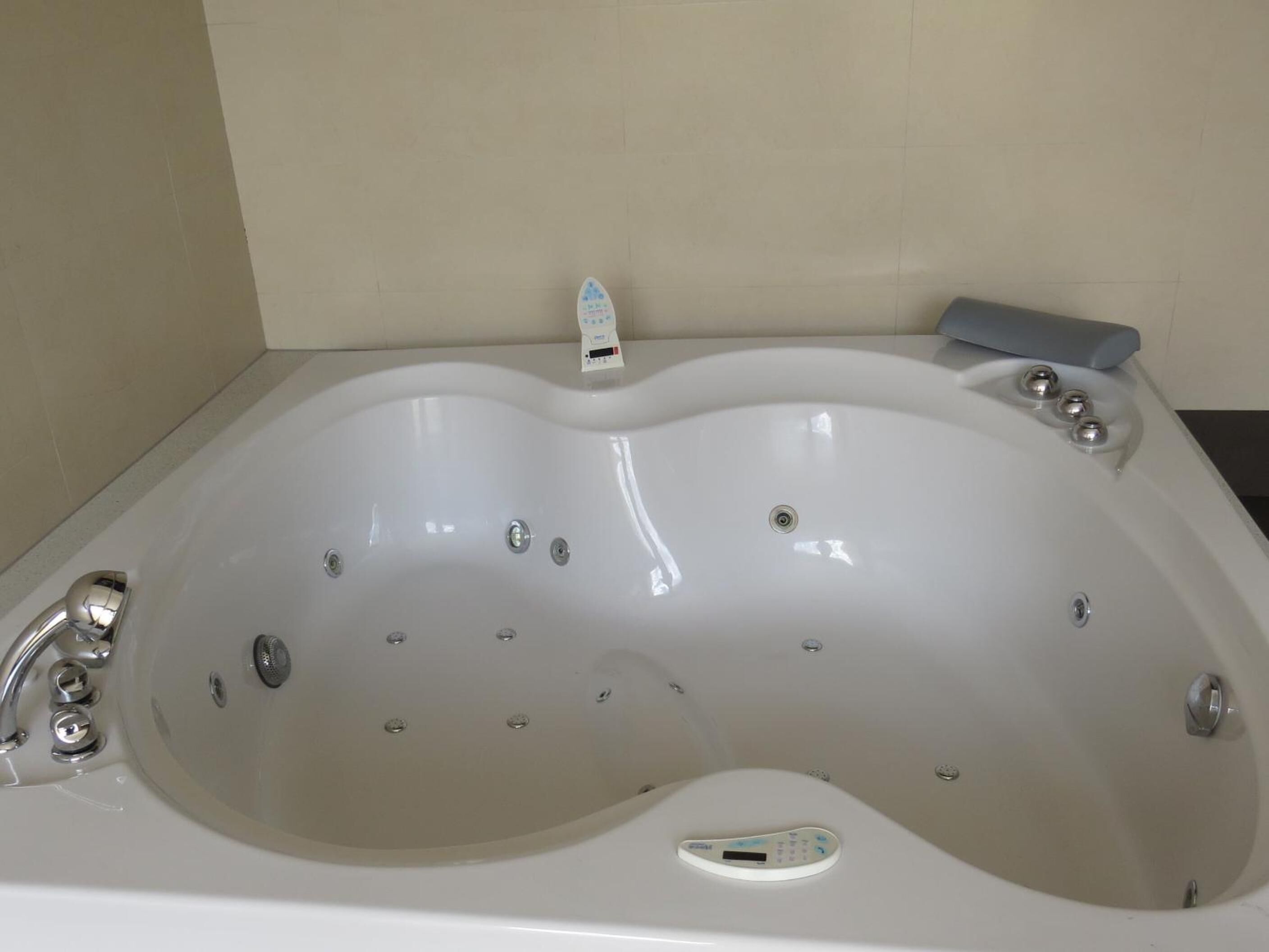 bathtub, deep-soaking bathtub, free toiletries, hair dryer