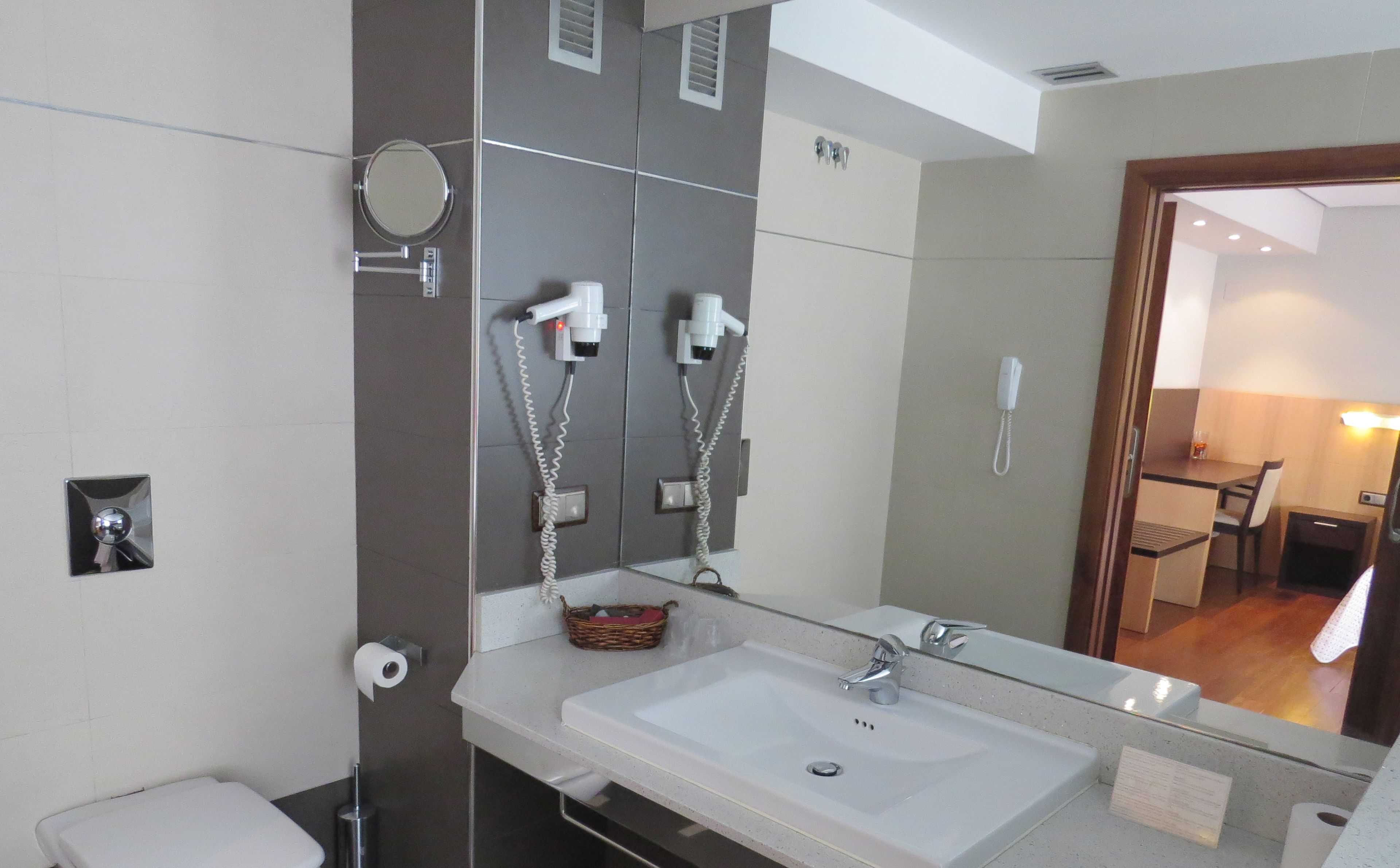 bathtub, deep-soaking bathtub, free toiletries, hair dryer