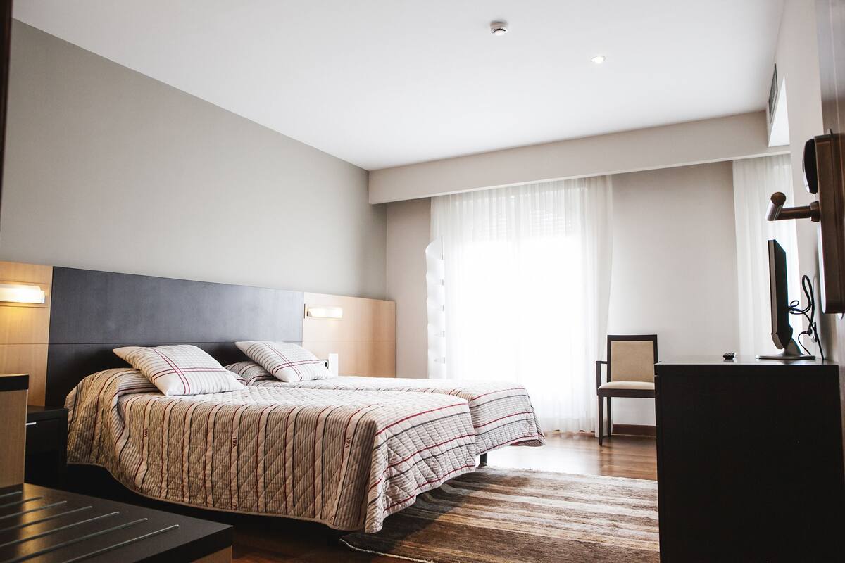 Habitación con 1 cama doble o 2 individuales | 1 dormitorio, minibar, caja fuerte y cortinas opacas