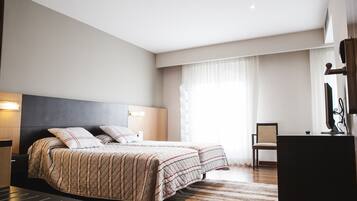 Habitación con 1 cama doble o 2 individuales | 1 dormitorio, minibar, caja fuerte y decoración individual