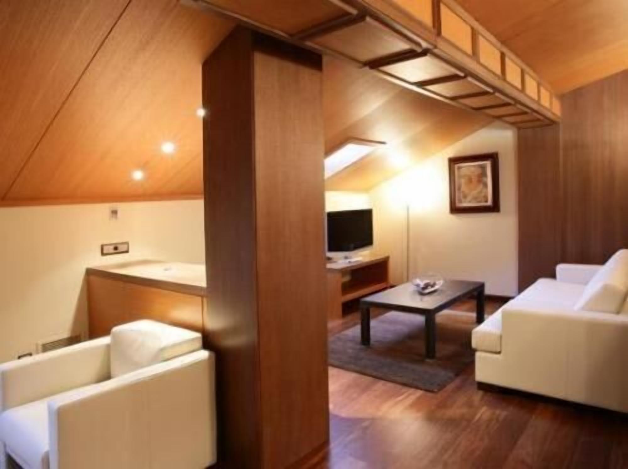 suite real | living room | flat-screen tv