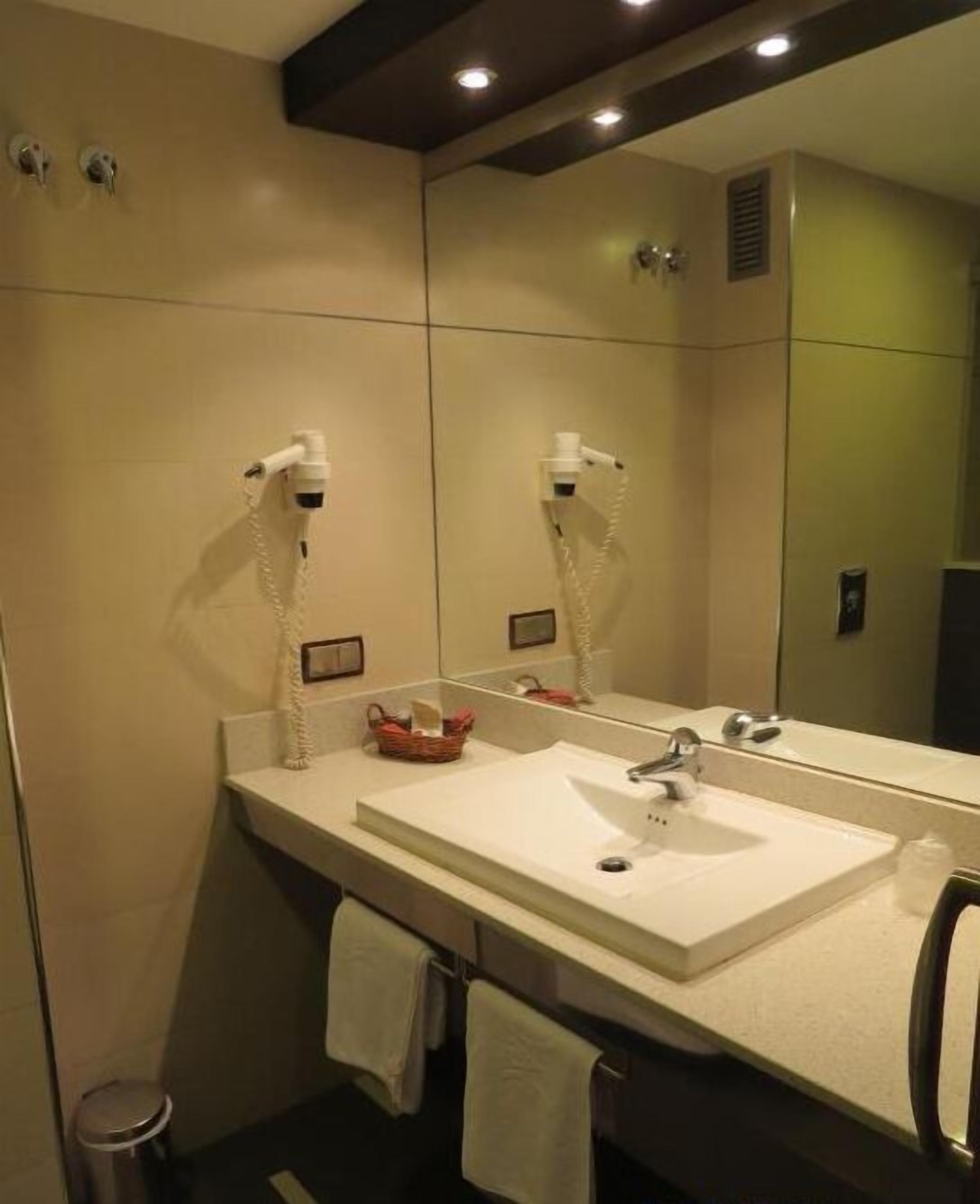 bathtub, deep-soaking bathtub, free toiletries, hair dryer