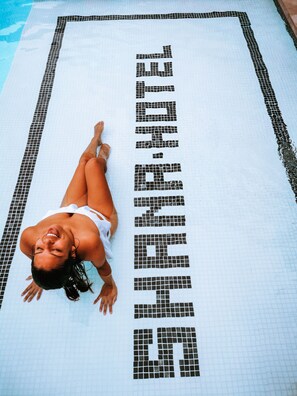 Outdoor pool, pool umbrellas, pool loungers - Shana by the Beach Manuel Antonio (Quepos)