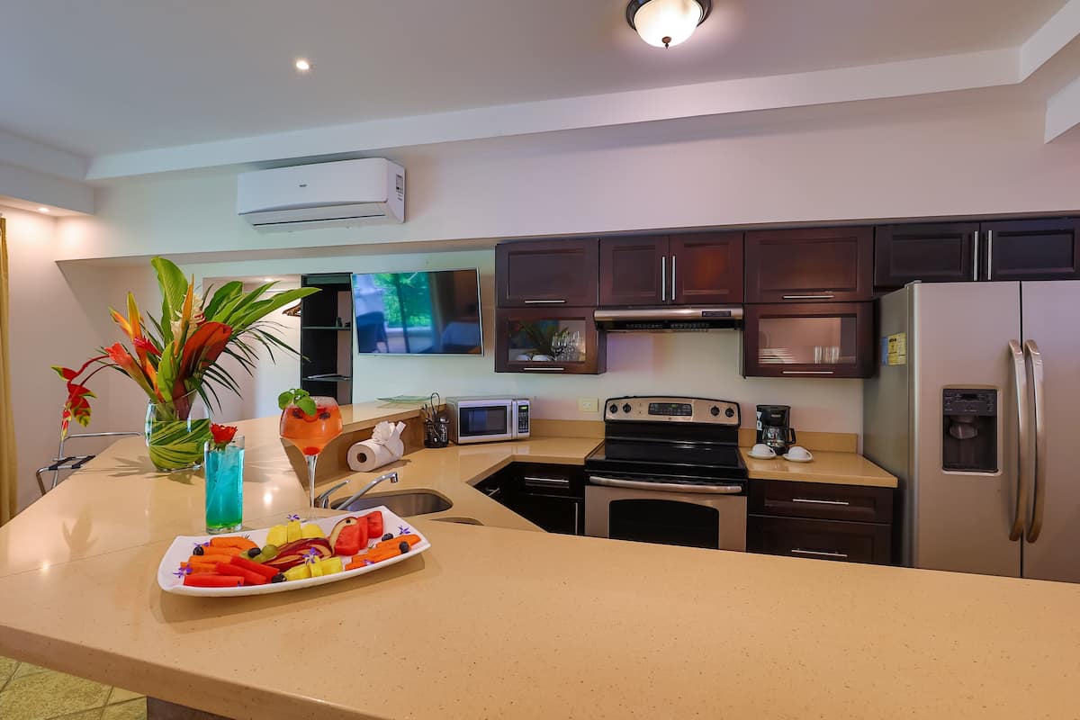 studio suite | private kitchen | coffee/tea maker