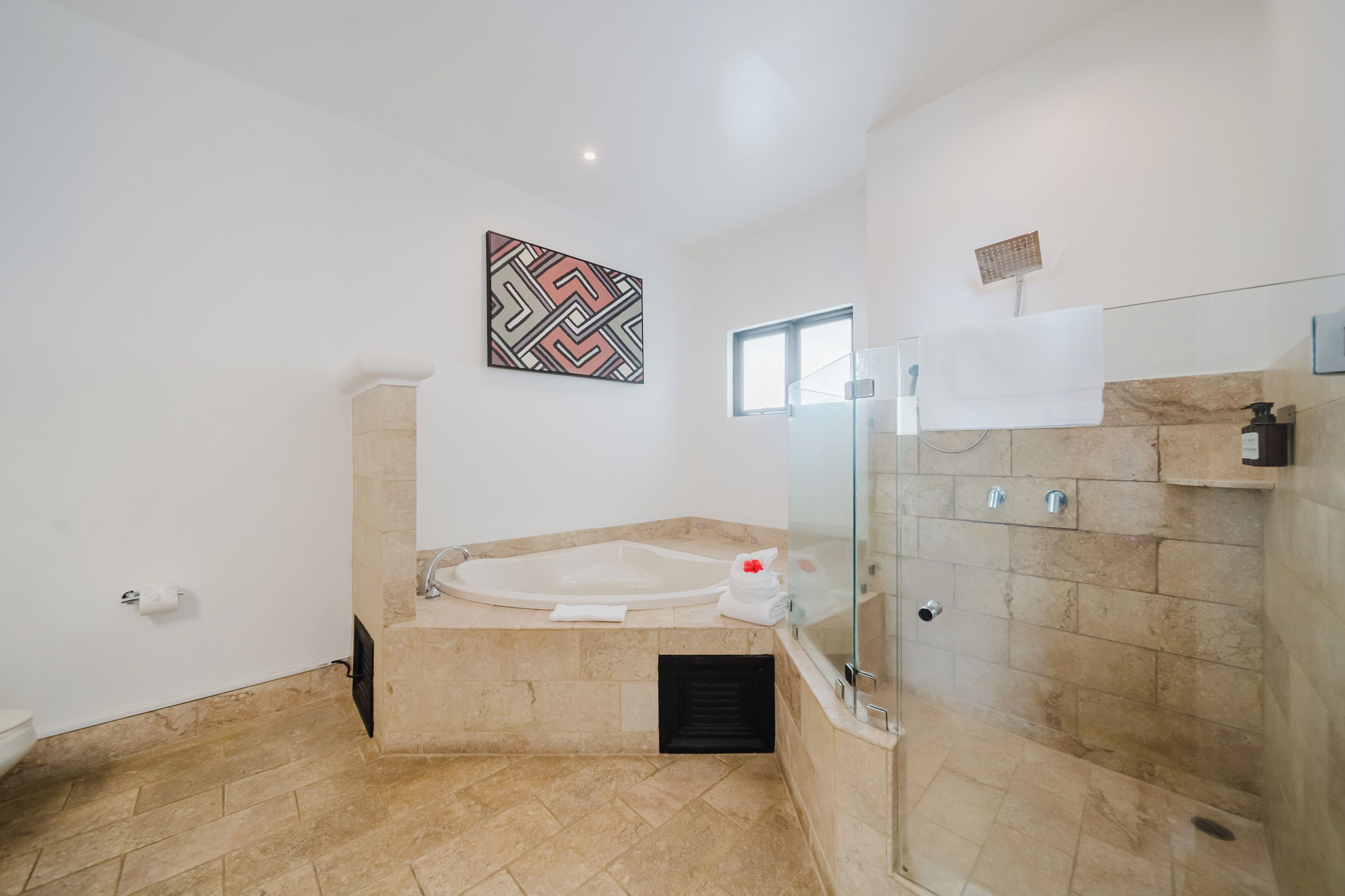 Une salle de bain moderne avec une baignoire sur pieds, une douche à parois de verre et un grand miroir.