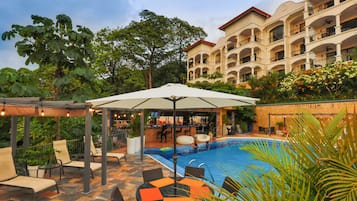 Ulkouima-allas, aurinkovarjoja, aurinkotuoleja