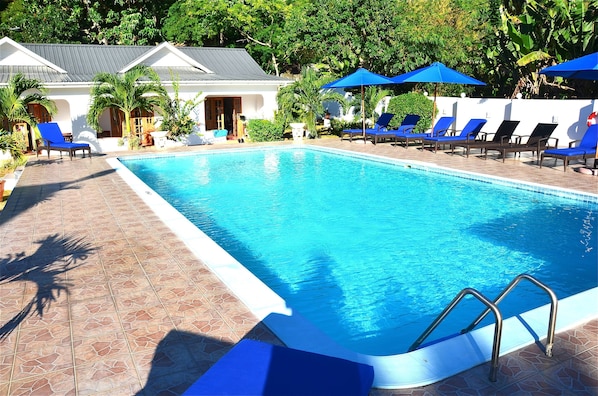 Piscina a l'aire lliure (horari: 10:00-22:00) i gandules