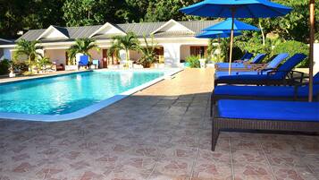 Outdoor pool, open 10 AM to 10 PM, pool loungers