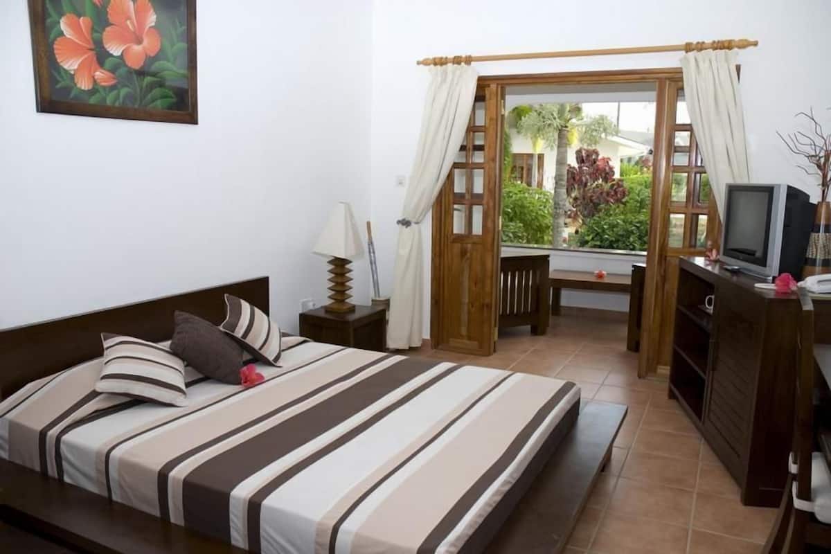 Superior Double Room | 1 bedroom, minibar, in-room safe, desk