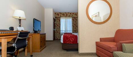 セーフティボックス (室内)、デスク、アイロン / アイロン台、ベビーベッド (無料)