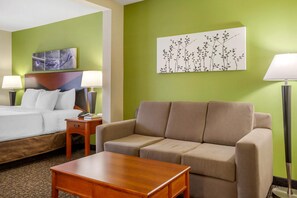 Una scrivania, tende oscuranti, ferro/asse da stiro