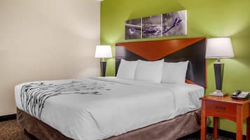 Bàn, màn/rèm cản sáng, bàn ủi/dụng cụ ủi quần áo