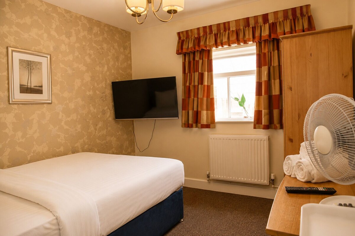 Basic Double Room | Laptop workspace, iron/ironing board (on request), WiFi (free)