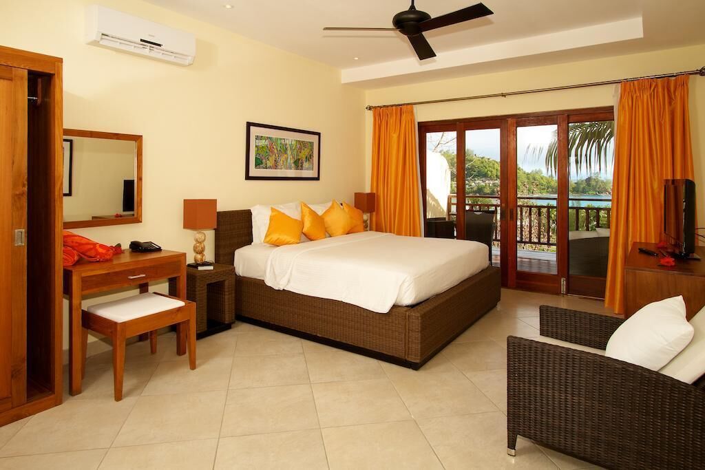 Minibar, in-room safe, desk, iron/ironing board