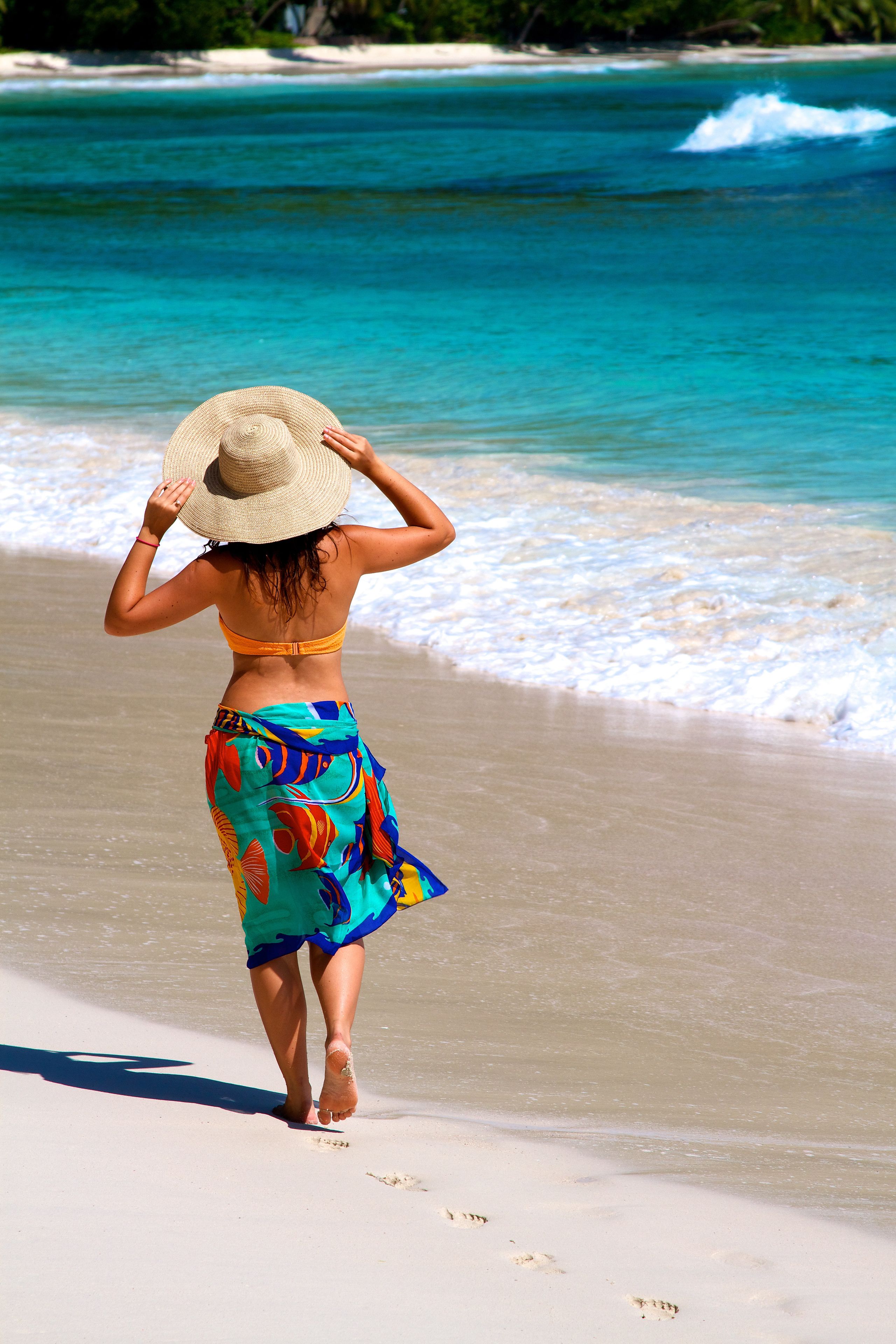 Beach nearby, white sand, beach towels
