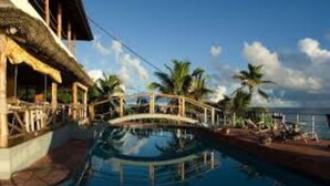 Outdoor pool, pool umbrellas, sun loungers - Patatran Village (La Digue)