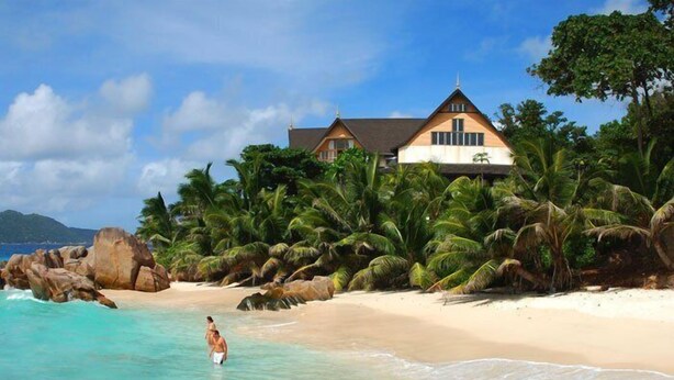 On the beach, sun loungers - Patatran Village (La Digue)