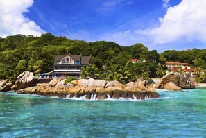 On the beach, sun-loungers - Patatran Village (La Digue)