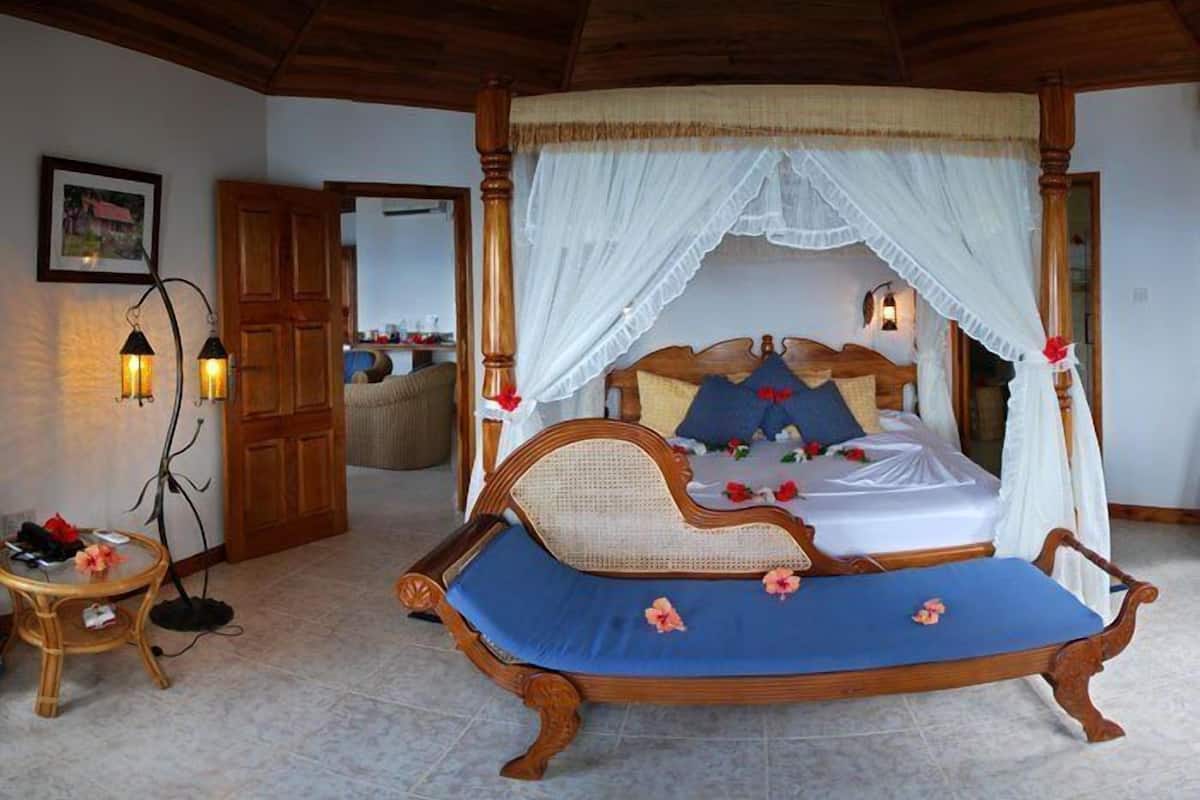 Honeymoon bungalow, 1 slaapkamer, uitzicht op oceaan | Een minibar, een kluis op de kamer, een bureau, extra bedden