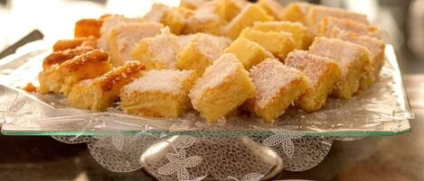 Eine Dessertauswahl mit verschiedenen Kuchen und einer Suppenschüssel.
