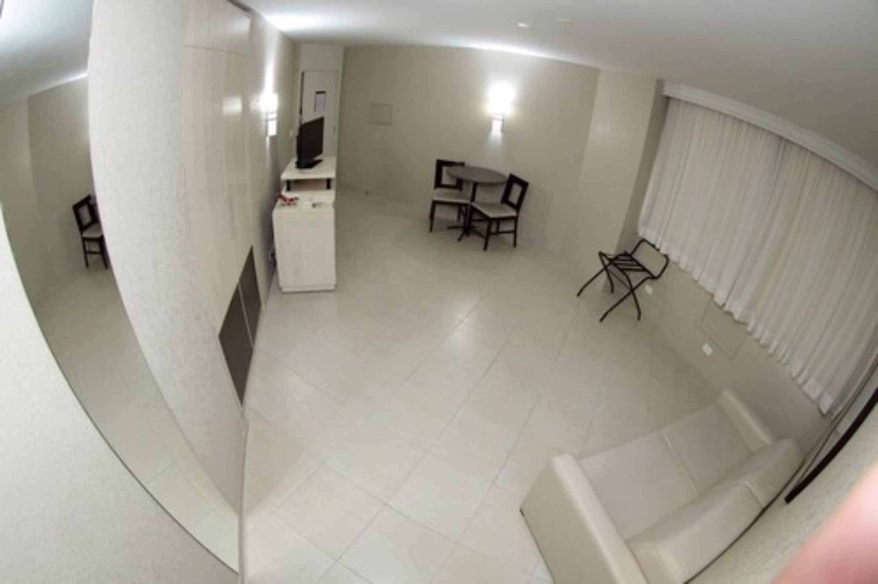 quarto superior king | living room | 32-inch led tv with cable channels, tv