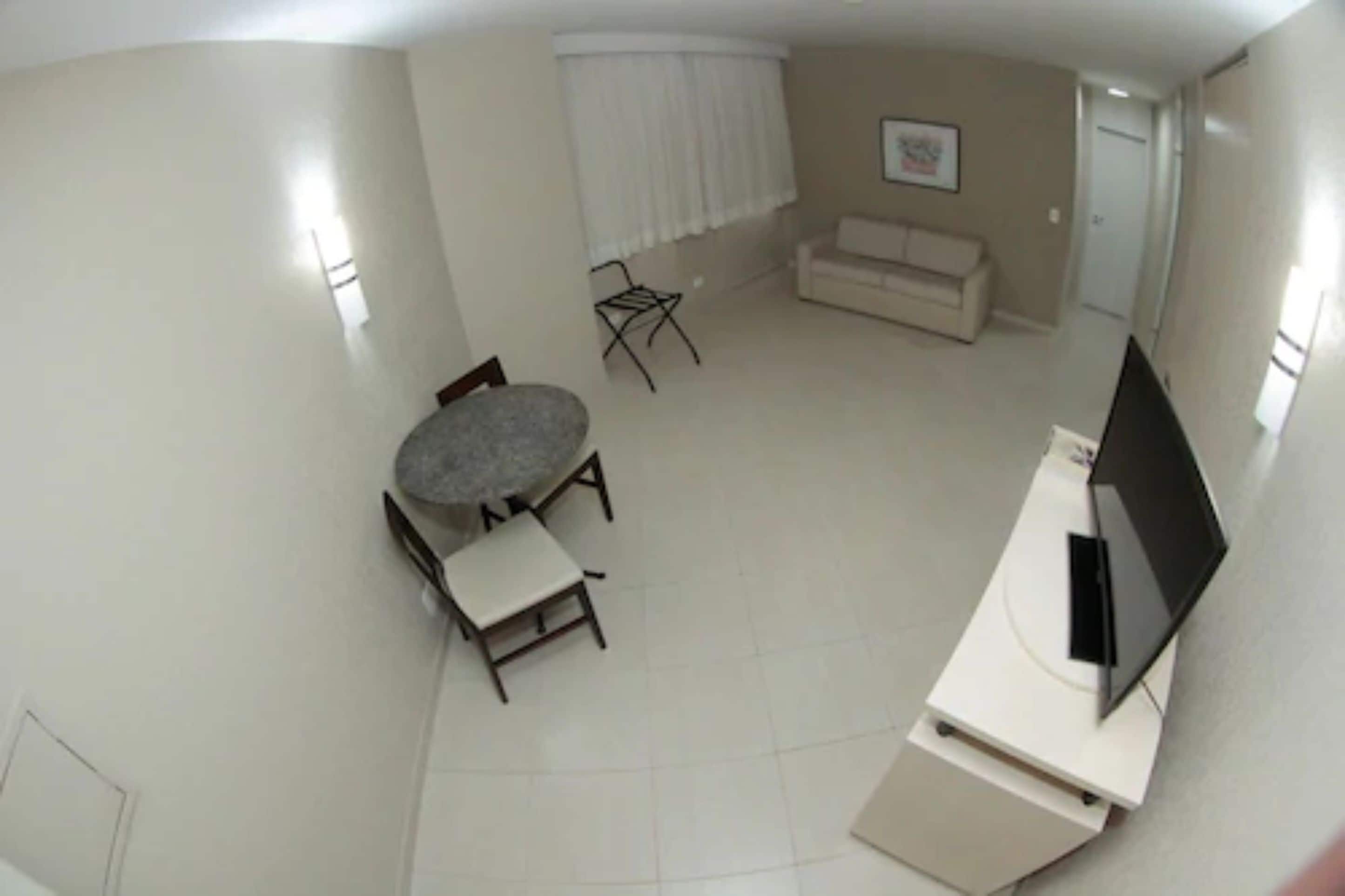 quarto superior king | living room | 32-inch led tv with cable channels, tv