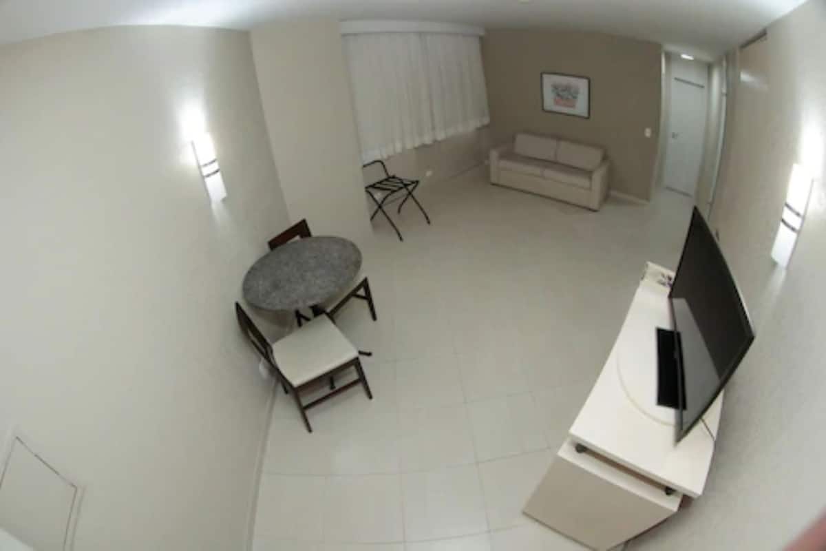 quarto superior king | living room | 32-inch led tv with cable channels, tv