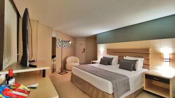 Quarto casal sênior | Cofres nos quartos, escrivaninha, espaço de trabalho para notebook