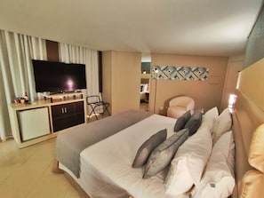 Quarto casal sênior | Cofres nos quartos, escrivaninha, espaço de trabalho para notebook